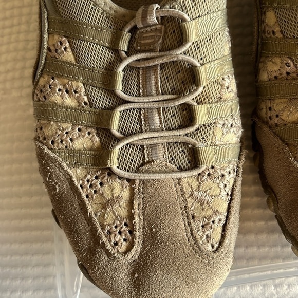 Skechers tan sneakers with lace and ribbon tops w loops for decoration. Size 7. - Picture 3 of 9